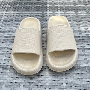 Cream Ladies Slippers Chunky Size Us 7 / Eu 37
